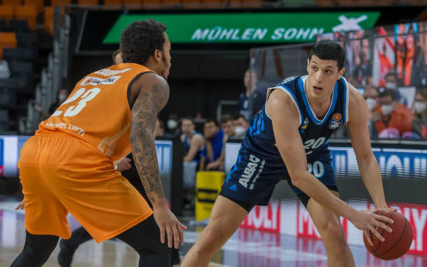 在他的推动 在他的推动